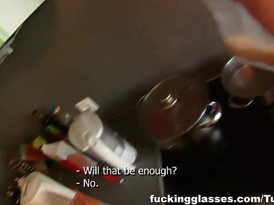 młoda niunia z okularnikiem