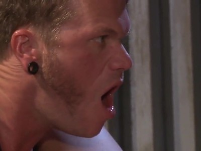 wyruchał młodą suczkę w dupala