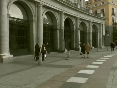 szczupła nastolatka w gorsecie i w pończochach