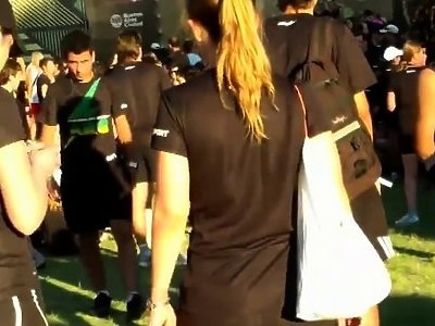 nastolatka trzepie penisa i rucha go w dupkę