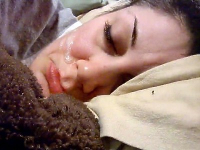 nastolatka klęczy i ciągnie czekoladowego kutasa