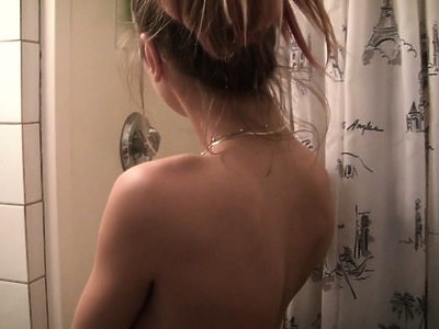 blond nastolatka masuje różową cipę siedząc na fotelu