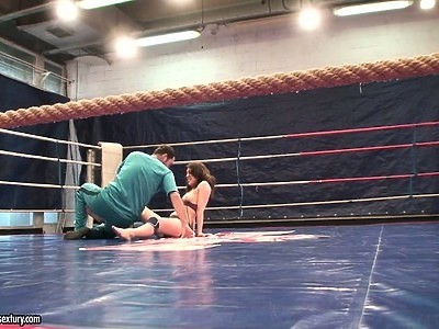 wciska penisa do ust rudej nastolatki