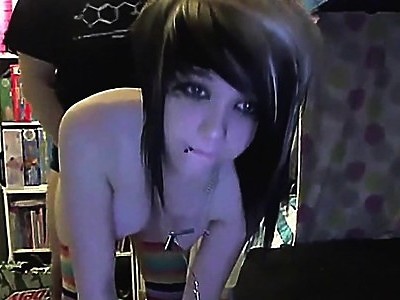 sex na stojąco z szczupłą małolatką z tatauażami