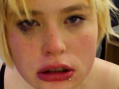 naoliwiona nastolatka ujeżdża kutasa na dmuchanym materacu