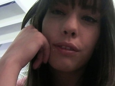 spuszczają się na buzię młodej nastolatki