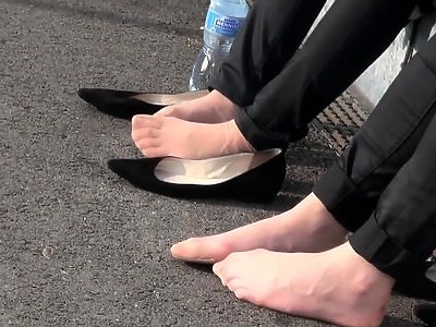 nastolatki zlizują mleko ze swoich cycków