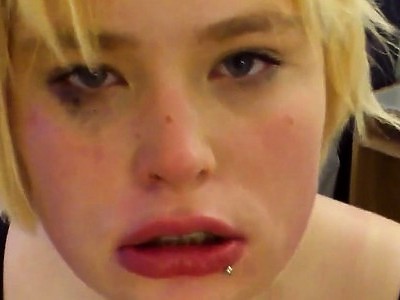 młoda pada na kolana i ssie kutasa