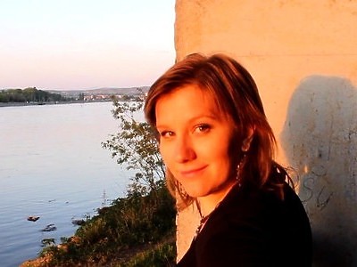 azjaci ostro pieszczą blond nastolatkę