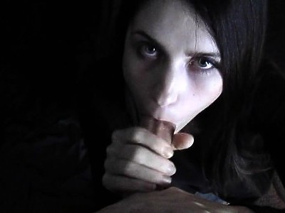 nastolatka w srebrnych ciuszkach jest dobrze rżnięta