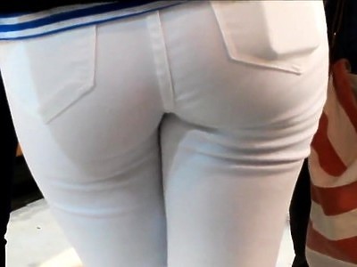 wesoła nastolatka ciągnie penisa na wakacjach