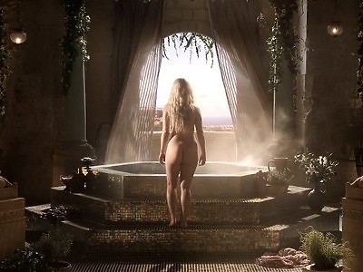 śliczna dziewica pokazuje swoje walory