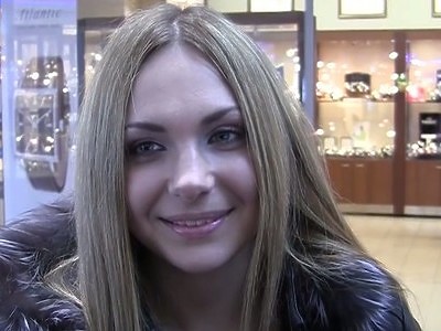 młoda brunetka podwójnie penetrowana w pubie