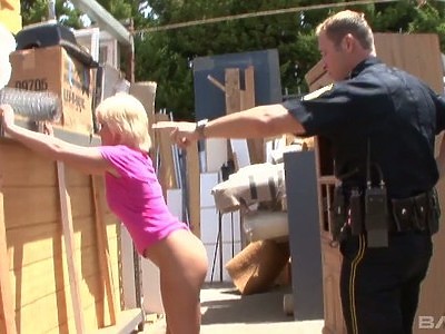 dziewica pcha się z dupą na jego penisa