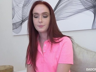 nastolatka na czarnym wielkim fiucie