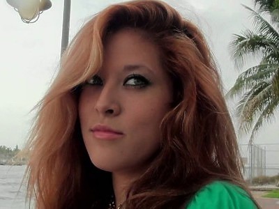 nastolatka w pończochach chce się zadowolić