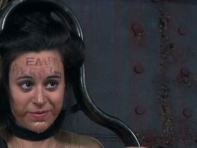 młoda brunetka wskoczyła mu do wyra