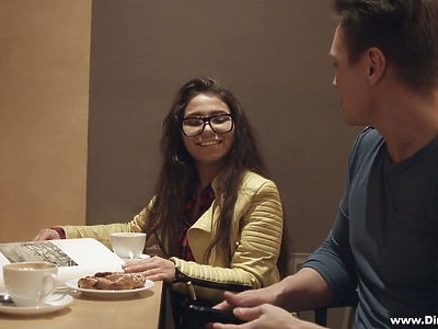 rucha młodą w jej głębokie gardło