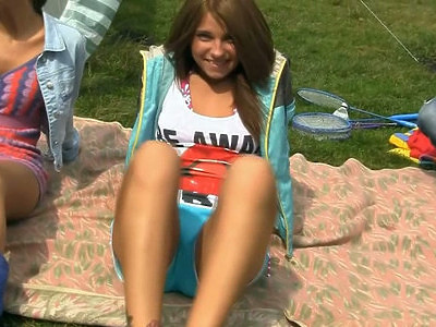 nastolatka w leginsach siada na jego twarzy