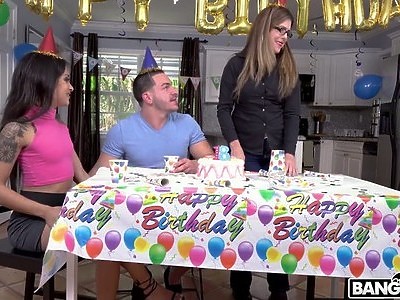 szczęściarz może dotykać trzy napalone nastolatki