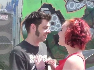 nastolatka z naoliwionym biustem rozkłada przed nim swe nóżki