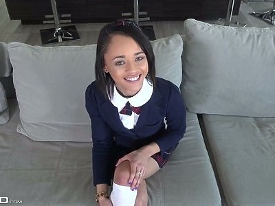 śliczna nastolatka prezntuje swój biust na łóżeczku