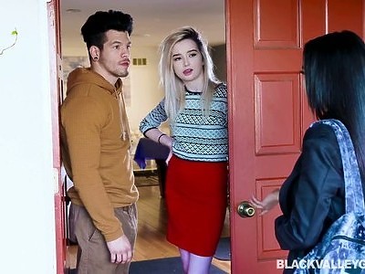 czarnowłosa amatorka pokazuje swoją czoko dupkę