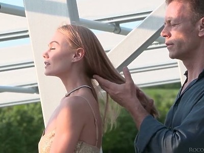 nastolatka w czarnych seksownych rajstopach