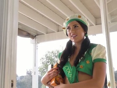 zgrabna nastolatka robi striptiz na wyrku