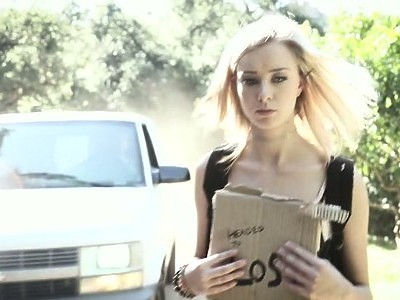 trzy nastolatkinastolatki wskakują na peniska