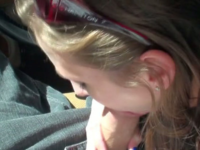 młoda blondyneczka pozuje w kuchni