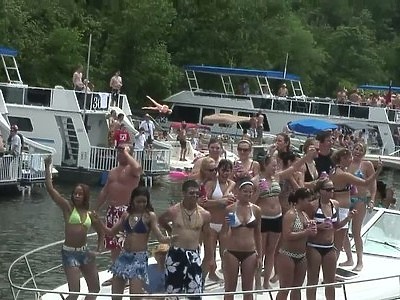 młoda europejka ruchana na stole