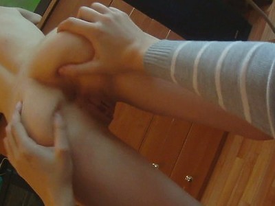 starszy facet masuje cipkę nastolatki