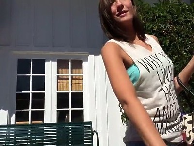 na warsztacie z młodą ciemnoskórą dupcią