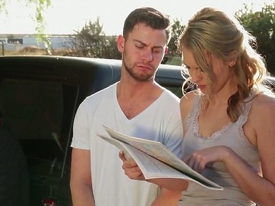 nastolatka masturbuje swoją ładną dziewiczą cipkę