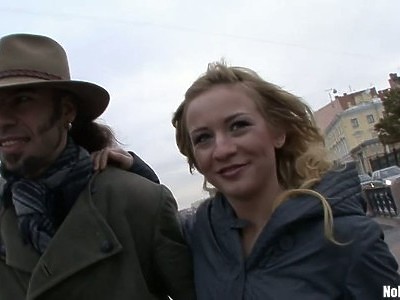 młoda babka masuje kutasa dłonią