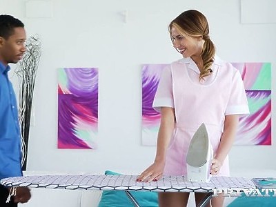 uczennica zarzuca opalonymi pośladkami