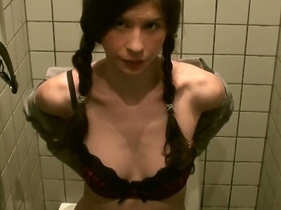 cycata nastolatka masuje swojego cyca i jego pałkę