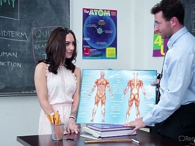 nastolatka wysysa spermę z kutasa