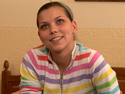 krągła amatorka pali papierosa