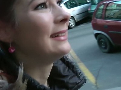 seksik z młodą brunetką w kuchni