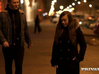 blond nastolatka liże jego czekoladowe jąderka