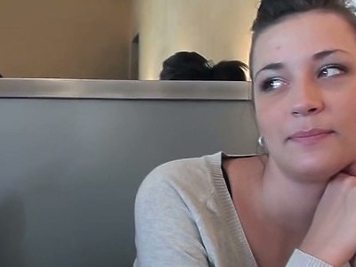 młoda oddaje swoją dupkę