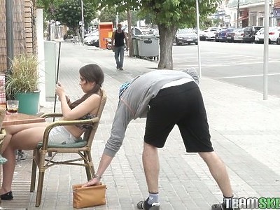 nastolatka naoliwiła swe pośladki w kuchni