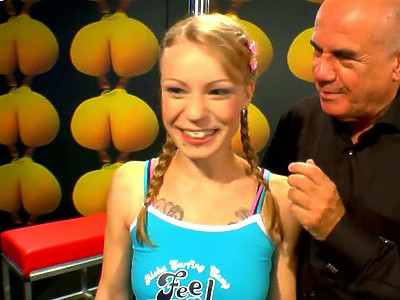 chuda uczennica na długim fiucie