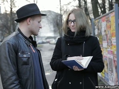 doświadczona nastolatka z wielkim biustem fajnie liże pałkę