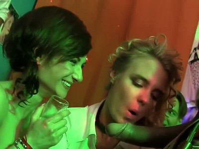 nastolatka w szpilkach wypina swoje pośladki w stringach