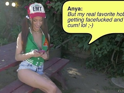 nastolatka lara lubi rzeczy w ustach