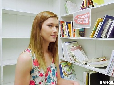 chuda nastolatka bawi się cipką