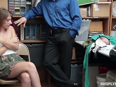 seksowna nastolatka ma krągłe piersiątka